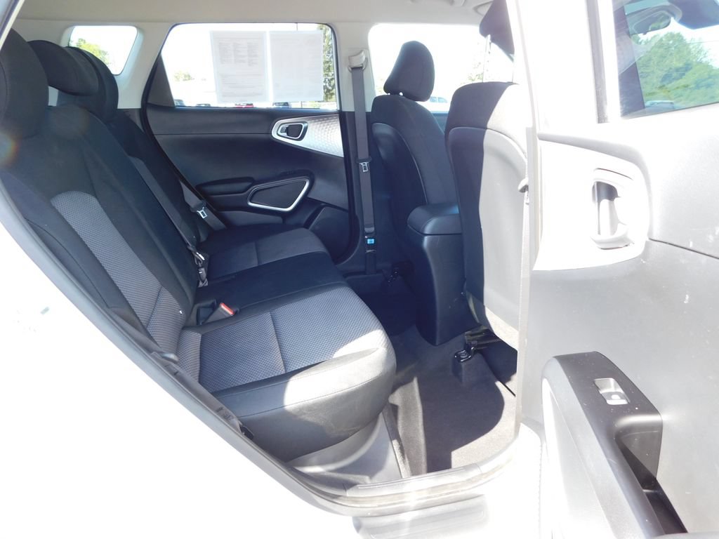 Used 2025 Kia Soul LX w/ LX Technology Package FWD image 19