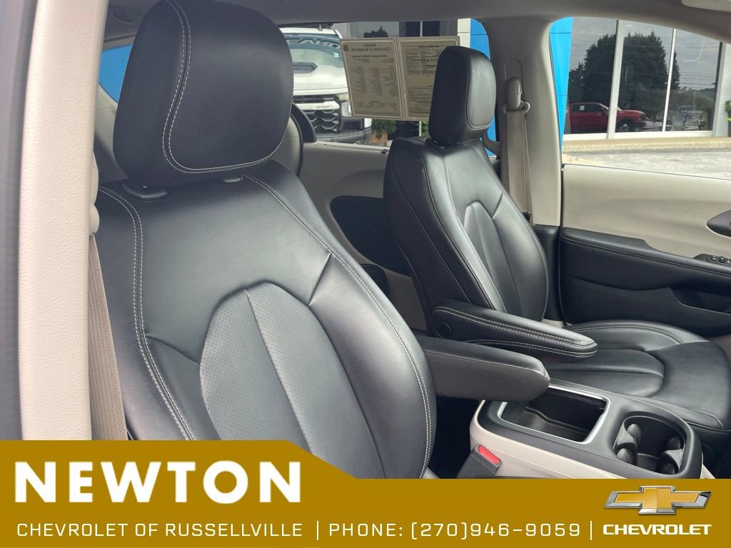 Used 2023 Chrysler Pacifica Touring-L FWD image 22