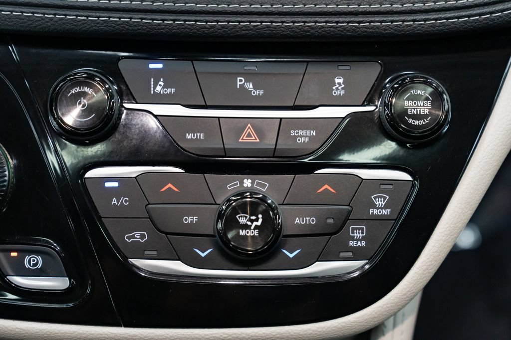Used 2023 Chrysler Pacifica Limited FWD image 13