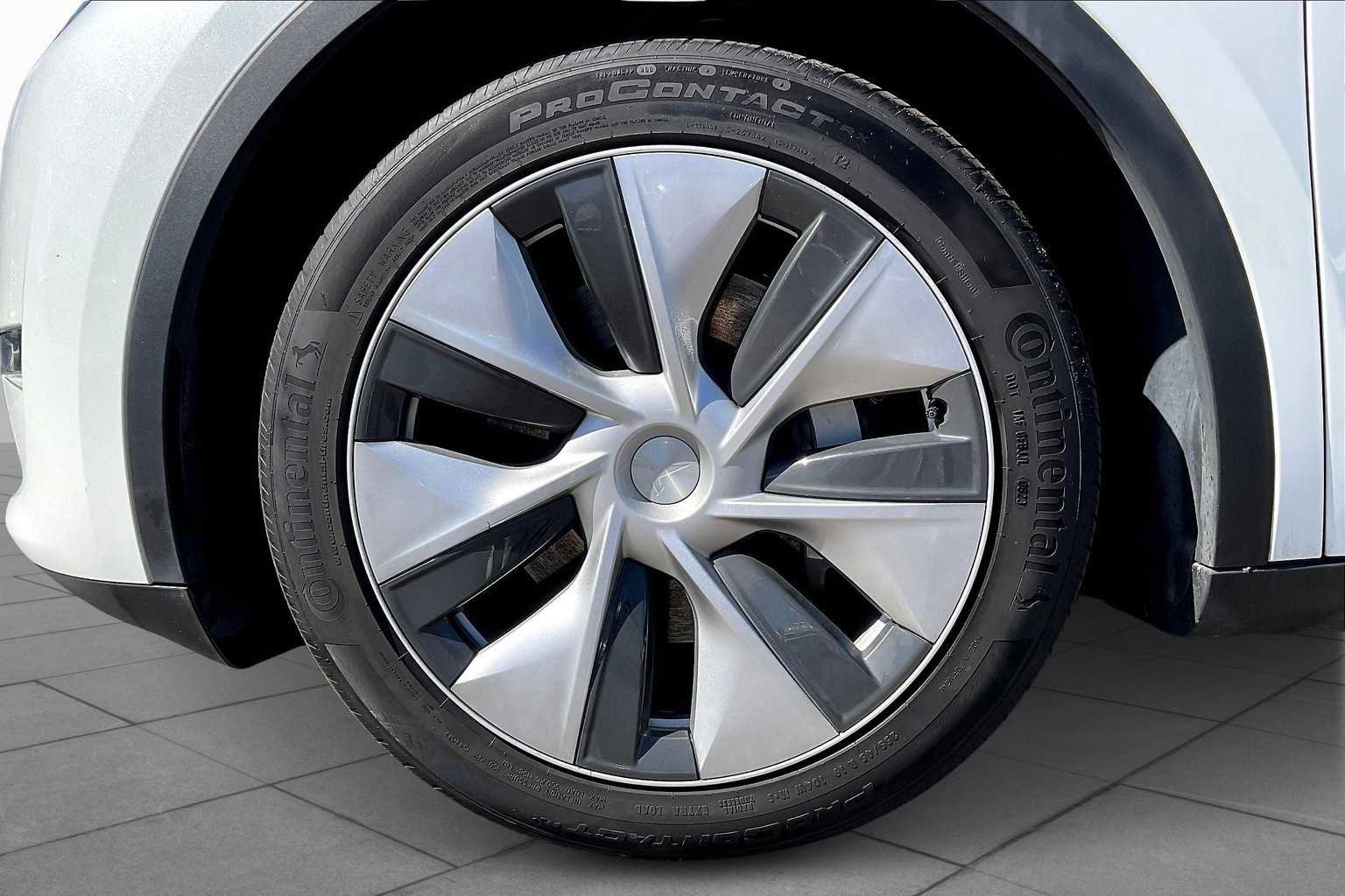 Used 2023 Tesla Model Y AWD image 9