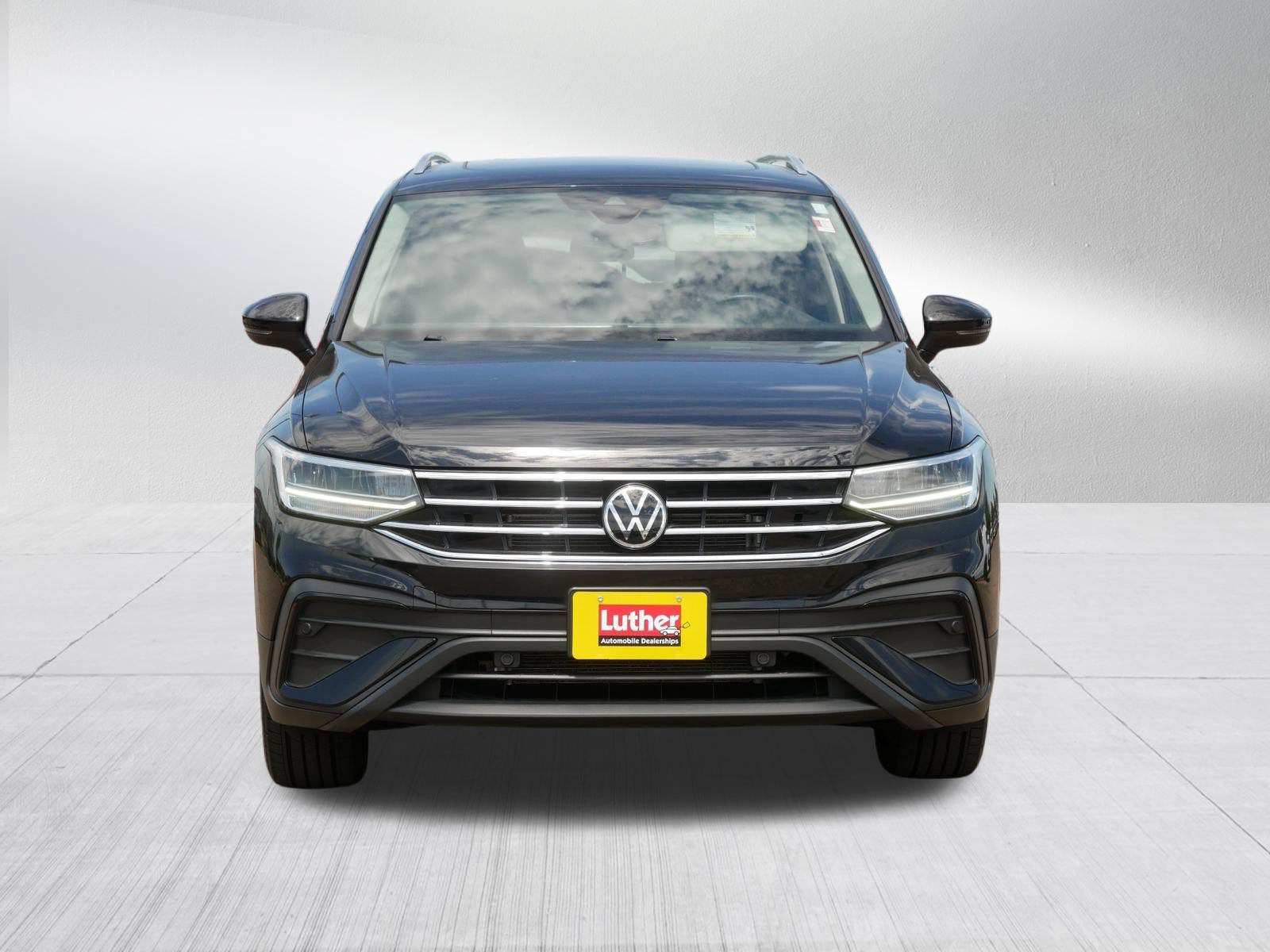 Used 2022 Volkswagen Tiguan SE w/ Panoramic Sunroof Package AWD/4WD image 2