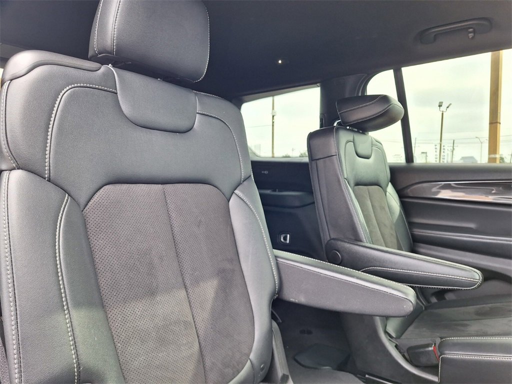 Used 2023 Jeep Grand Cherokee L Laredo image 29