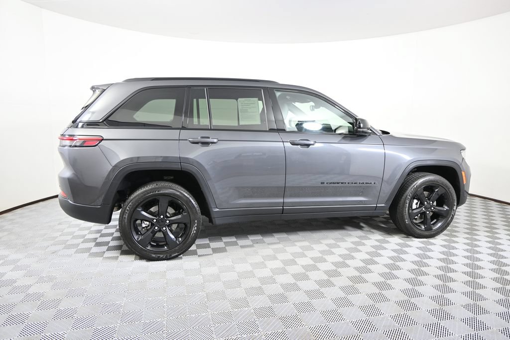 Used 2023 Jeep Grand Cherokee Altitude AWD/4WD image 7