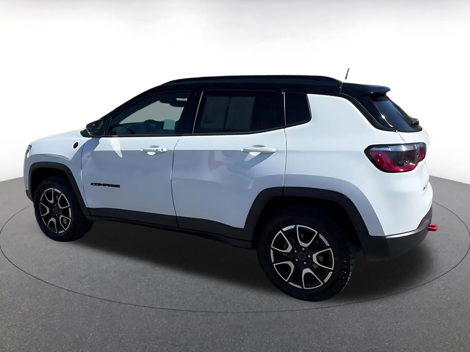 Used 2025 Jeep Compass Trailhawk image 10