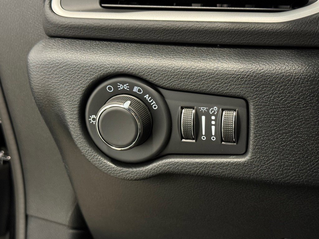 New 2026 Chrysler Voyager LX image 30