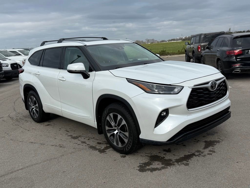 Used 2022 Toyota Highlander XLE image 2
