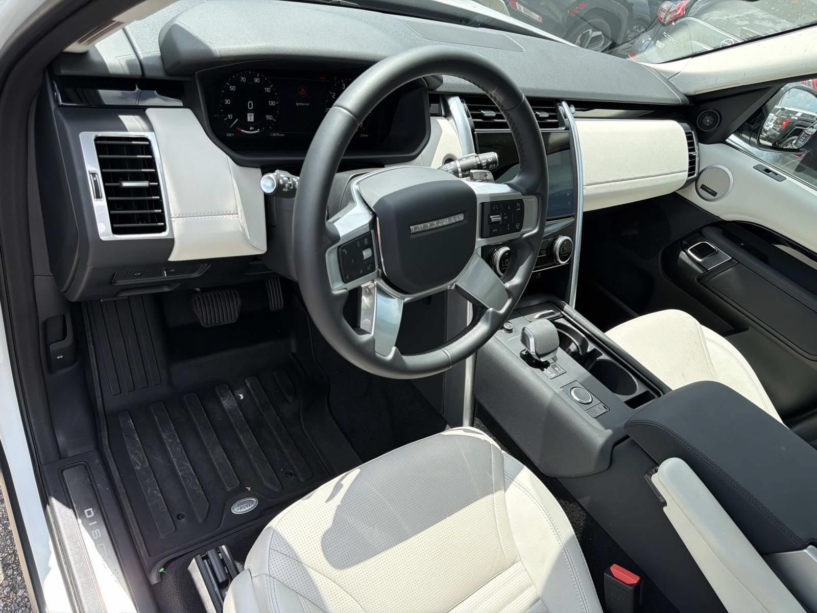 Used 2025 Land Rover Discovery S AWD/4WD image 18