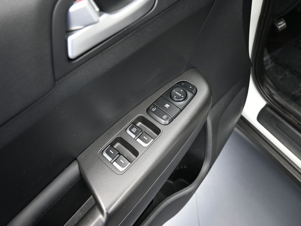 Used 2020 Kia Sportage LX image 13