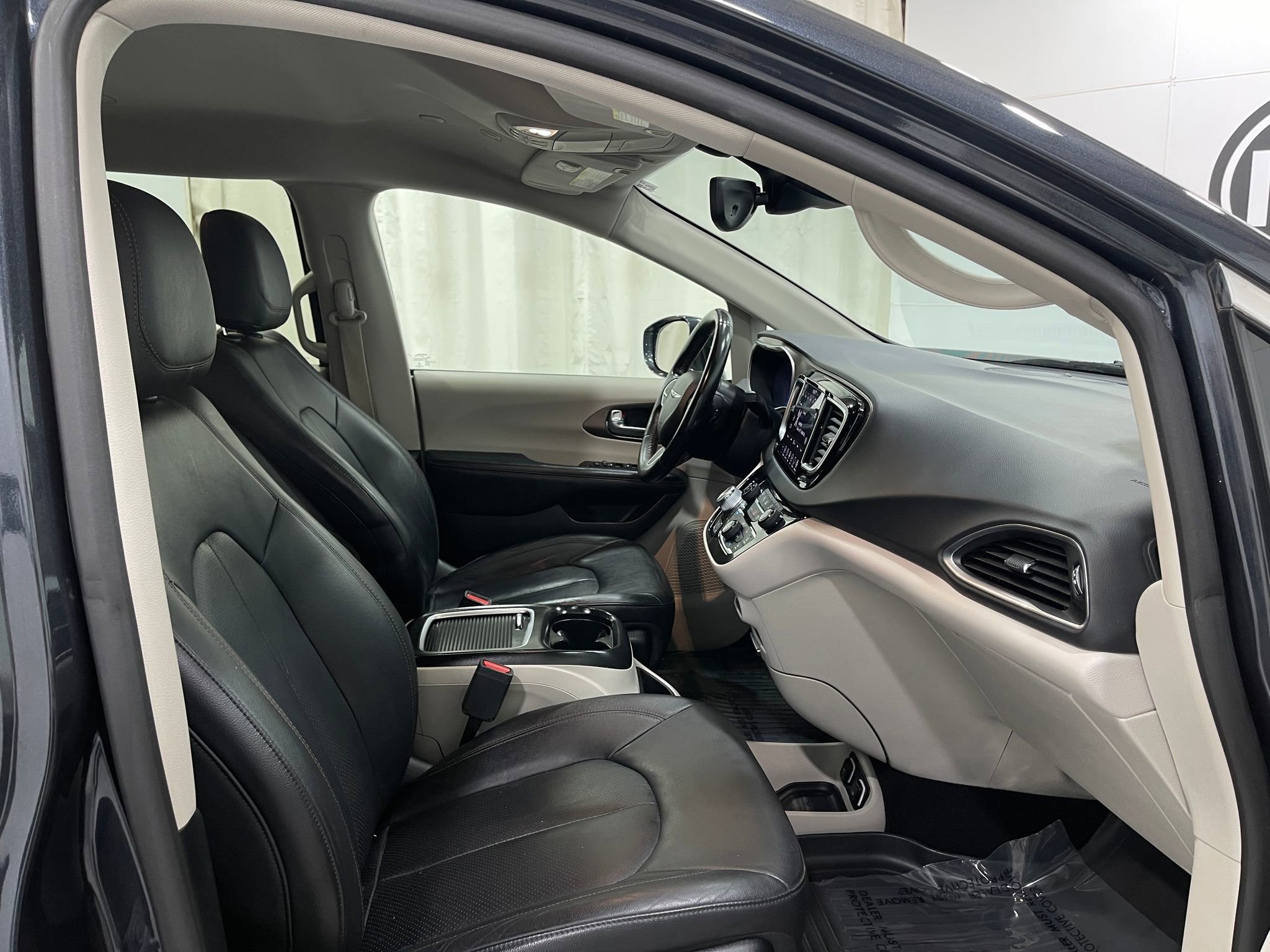 Used 2019 Chrysler Pacifica Touring-L Plus w/ Advanced Safetytec Group FWD image 34