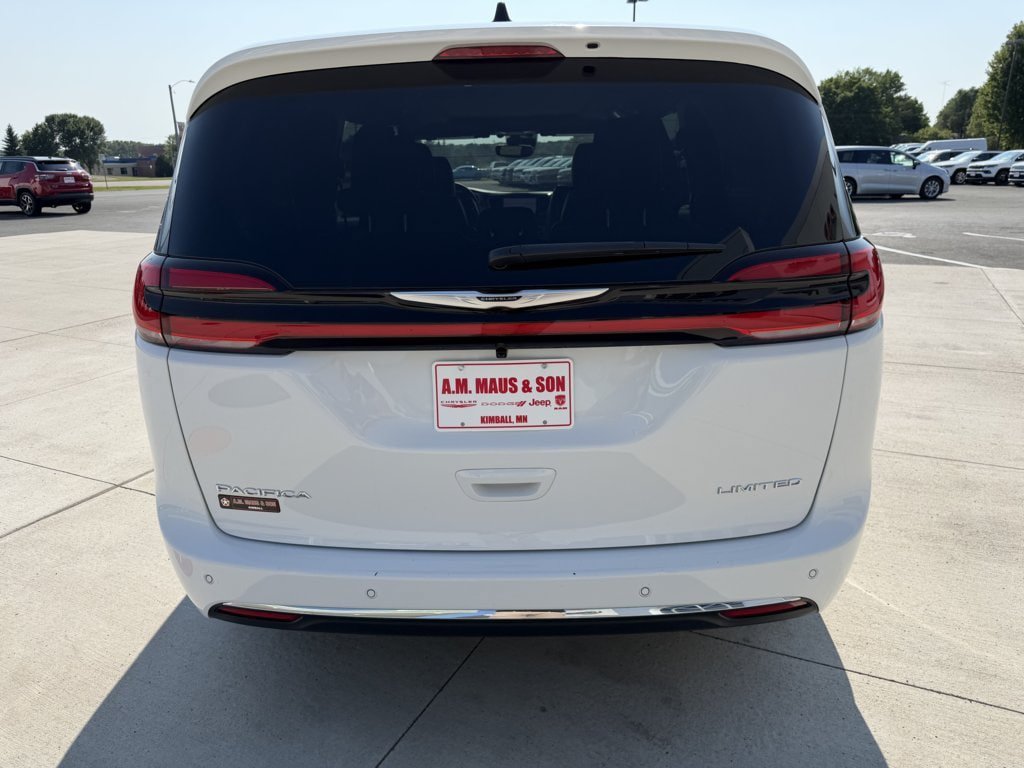 Used 2026 Chrysler Pacifica Limited FWD image 7