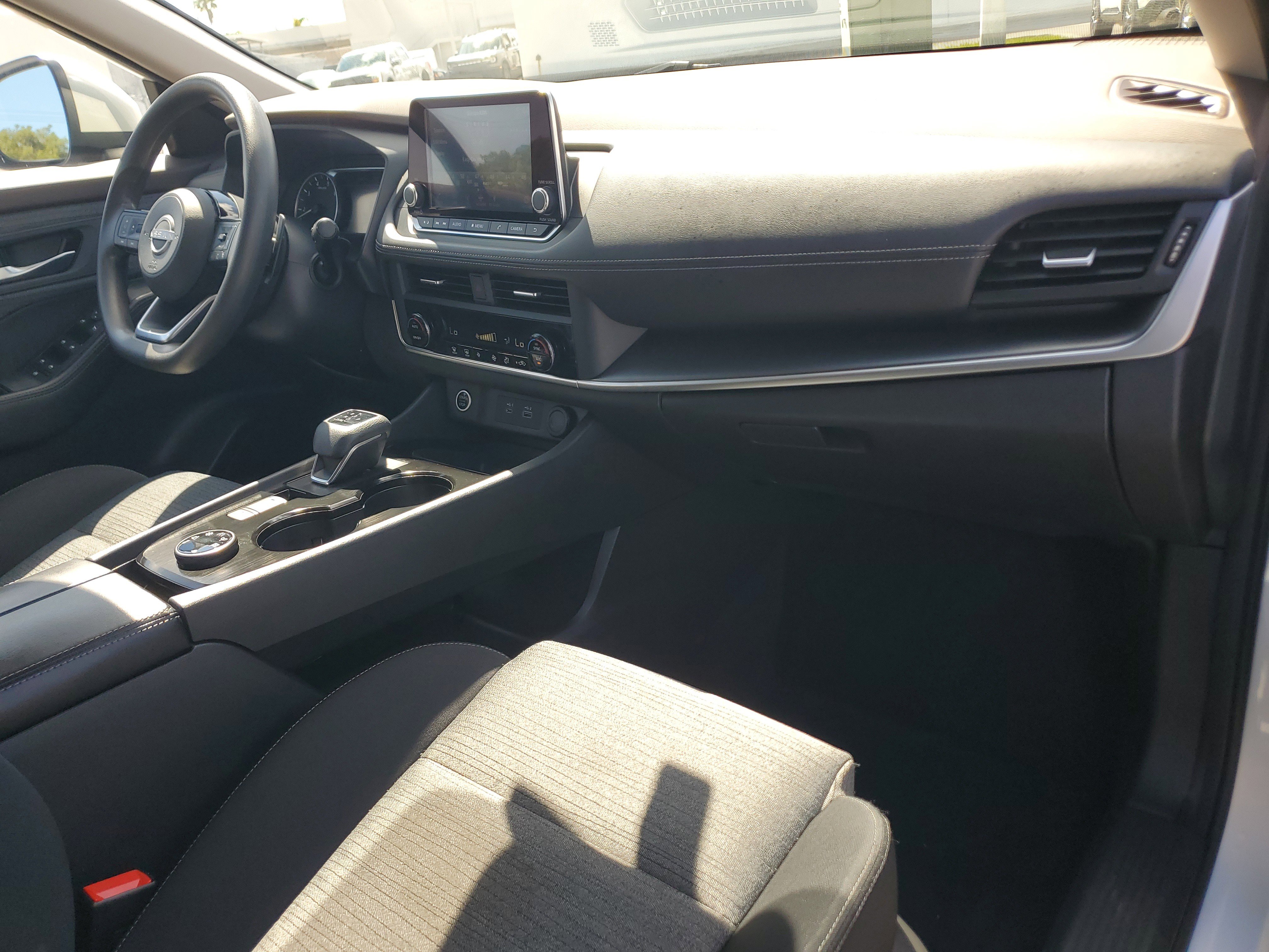 Used 2023 Nissan Rogue SV image 17