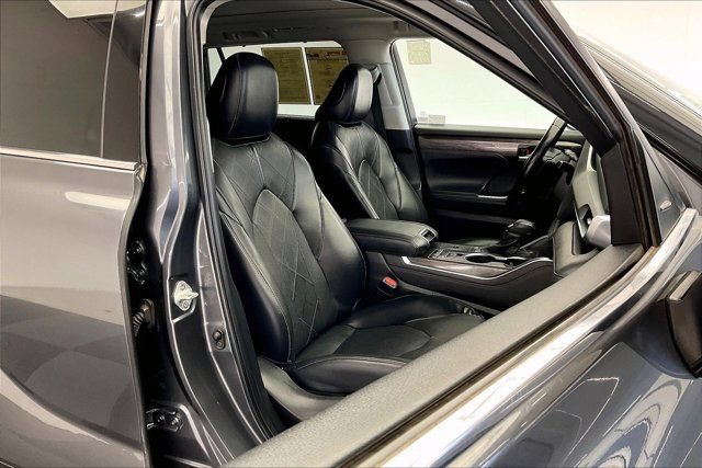 Used 2022 Toyota Highlander Platinum FWD image 6