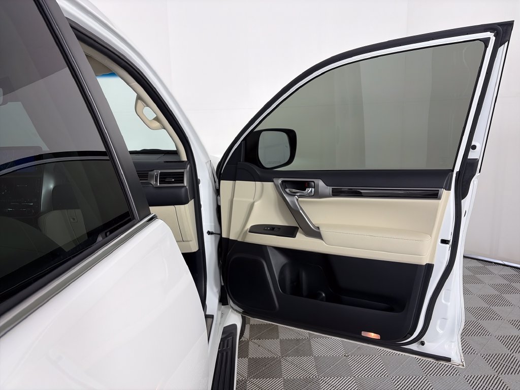 Used 2023 Lexus GX 460 Premium w/ Accessory Package AWD/4WD image 30