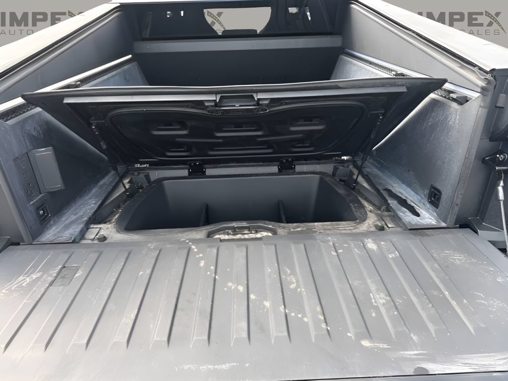Used 2024 Tesla Cybertruck AWD Crew Cab image 32