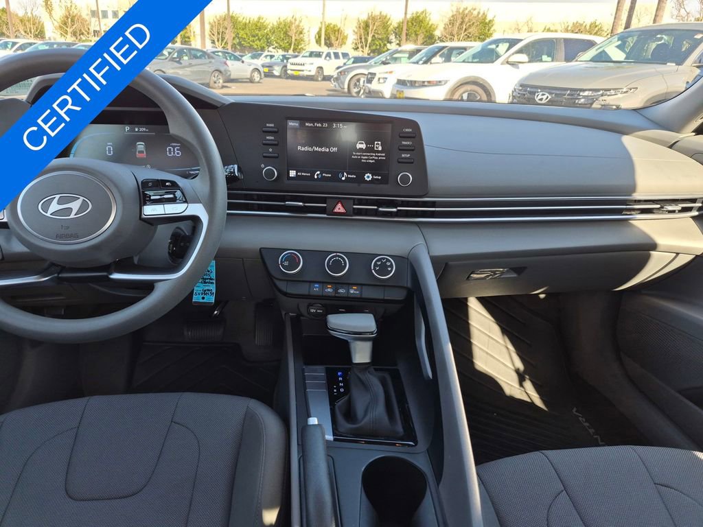 Used 2025 Hyundai Elantra SE image 24