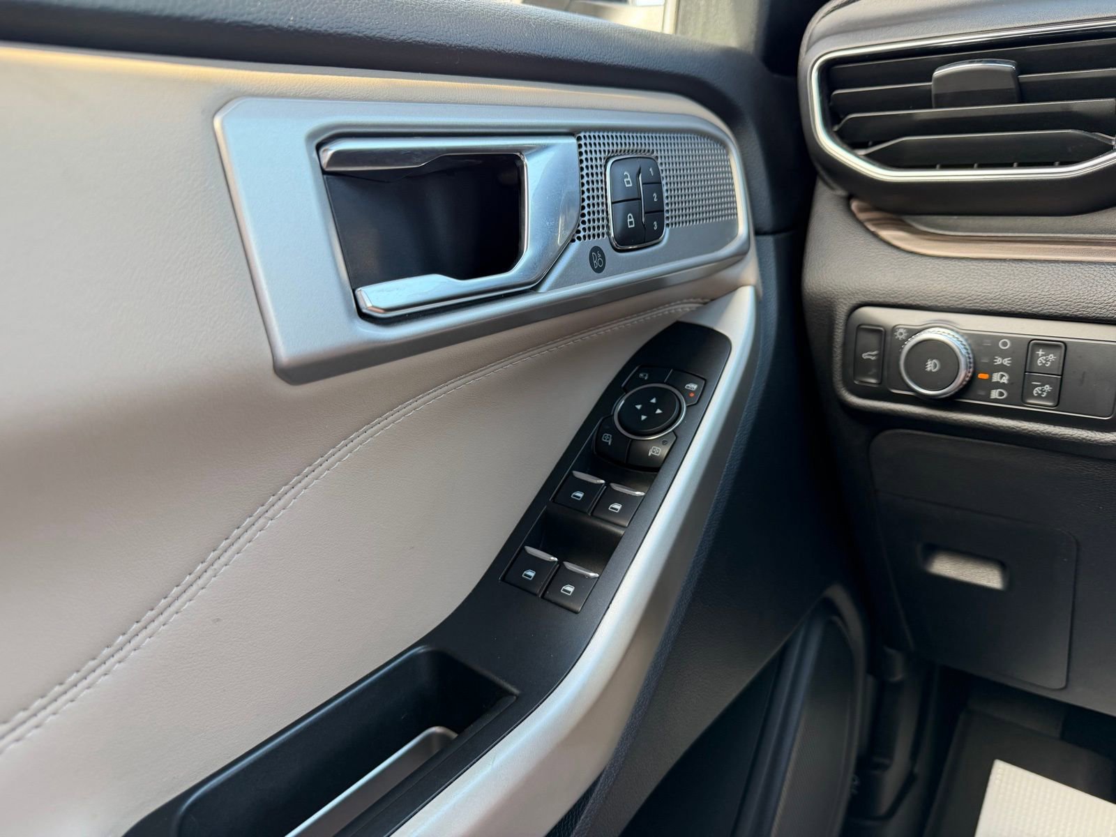 Used 2022 Ford Explorer Limited w/ Equipment Group 301A image 27