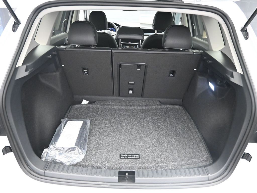 Used 2025 Volkswagen Taos SEL image 25