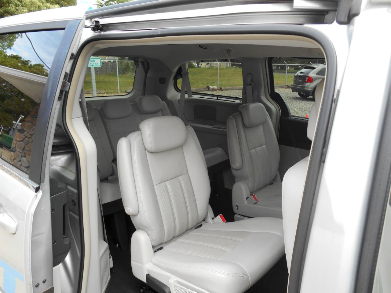 Used 2010 Chrysler Town & Country Touring FWD image 10