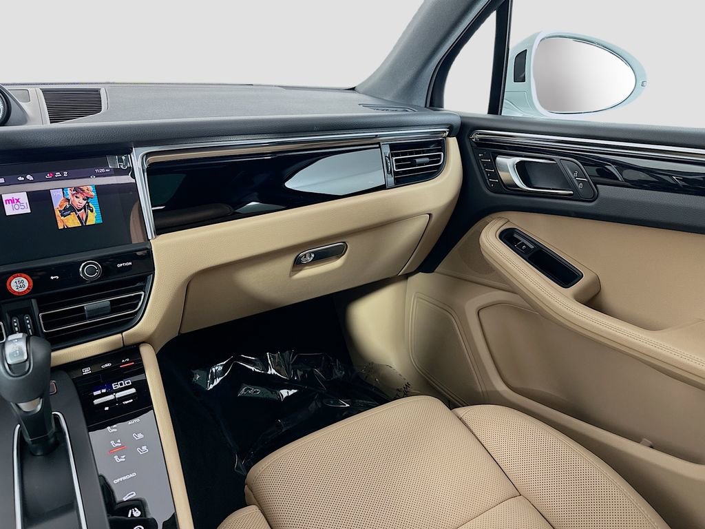 Used 2025 Porsche Macan image 26