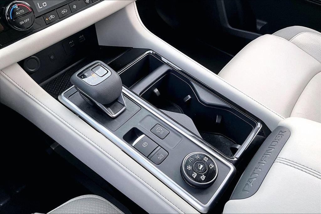 Used 2025 Nissan Pathfinder SL image 31