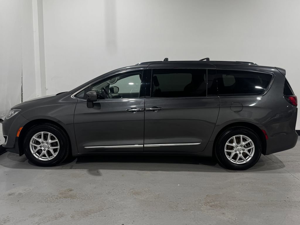 Used 2020 Chrysler Pacifica Touring-L FWD image 13
