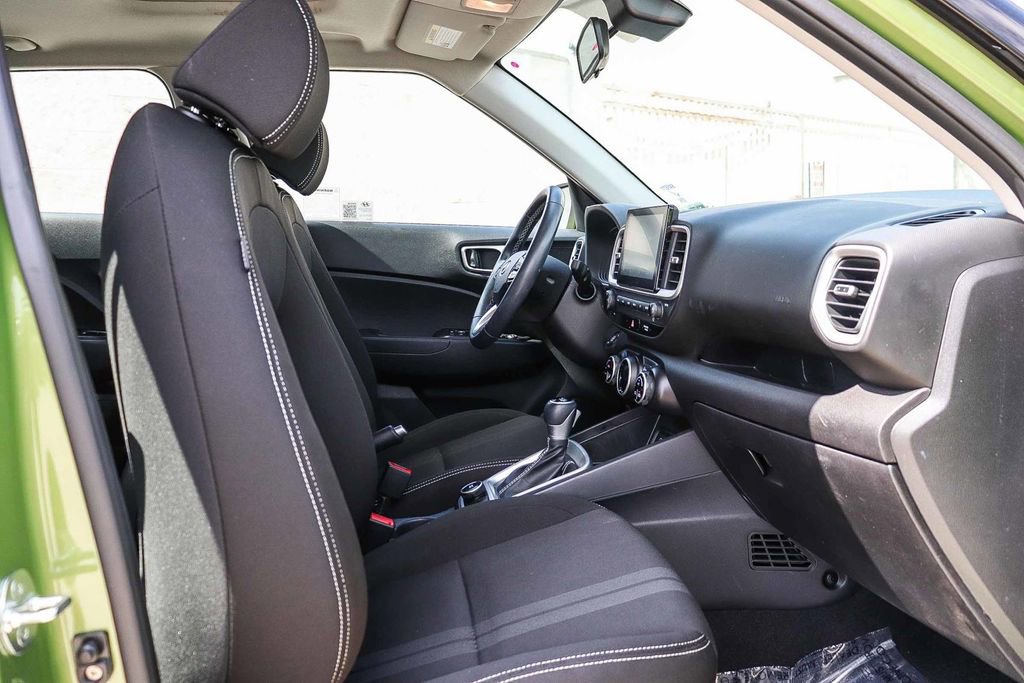 Used 2024 Hyundai Venue SEL image 17
