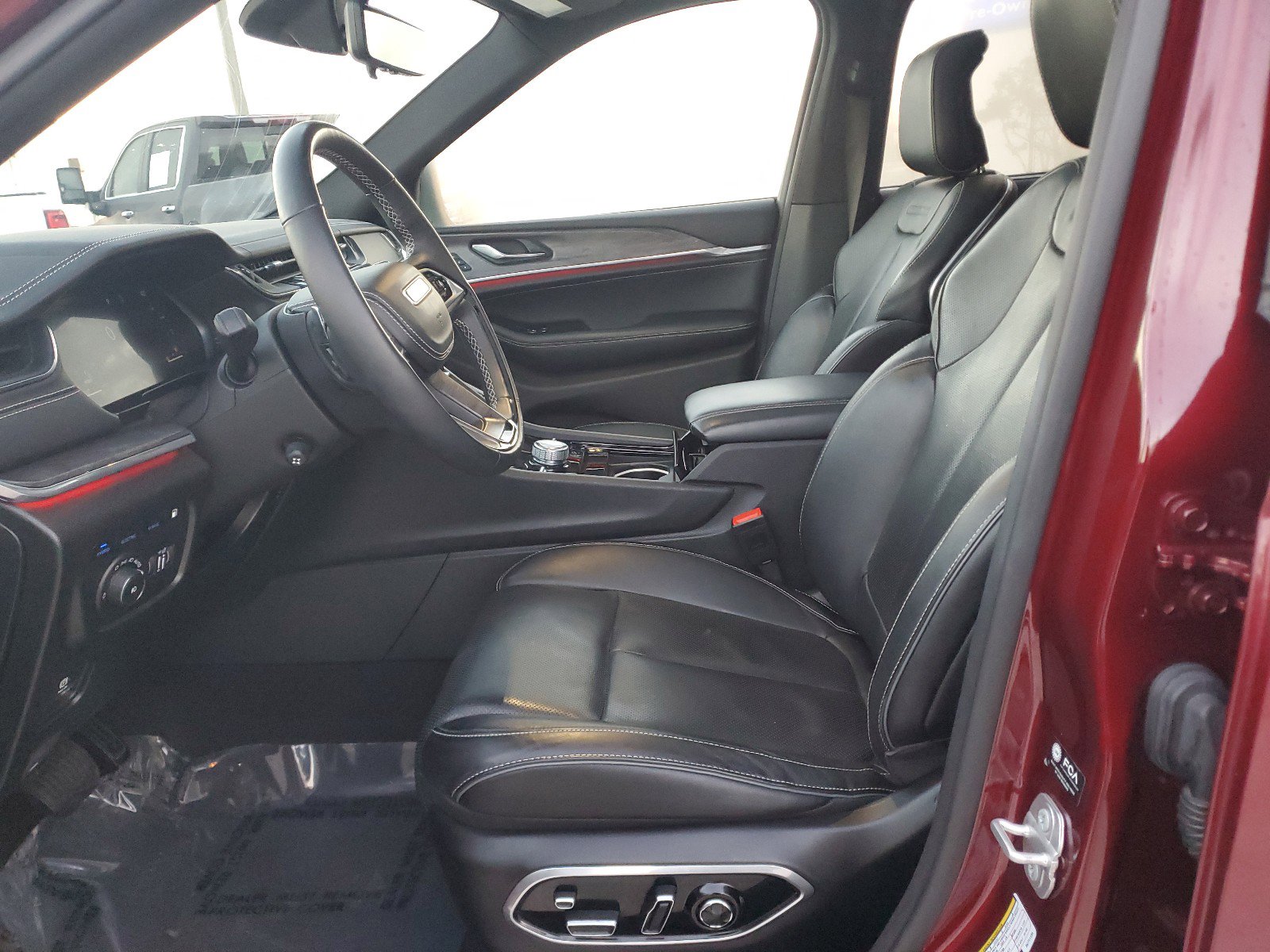 Used 2024 Jeep Grand Cherokee Overland w/ Advanced Protech Group III image 21