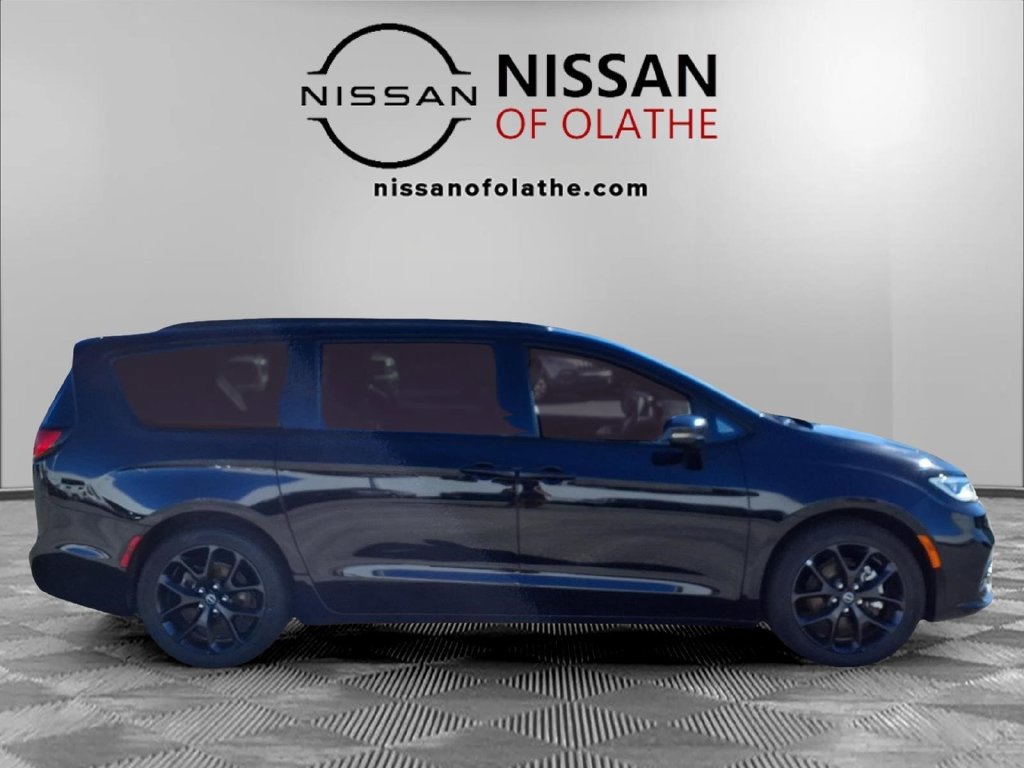 Used 2025 Chrysler Pacifica Limited FWD image 29