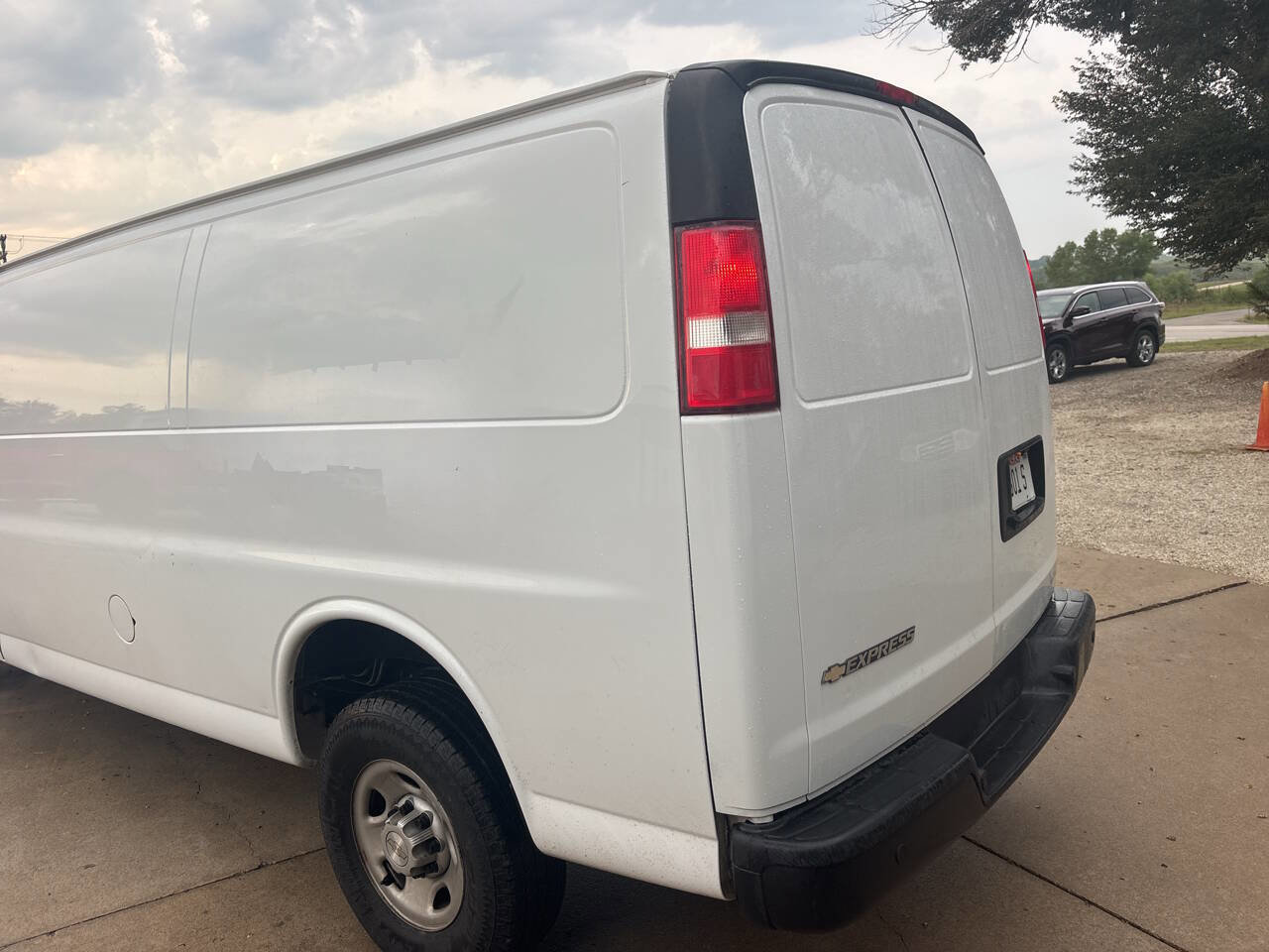 Used 2018 Chevrolet Express 3500 Extended w/ Driver Convenience Package image 4
