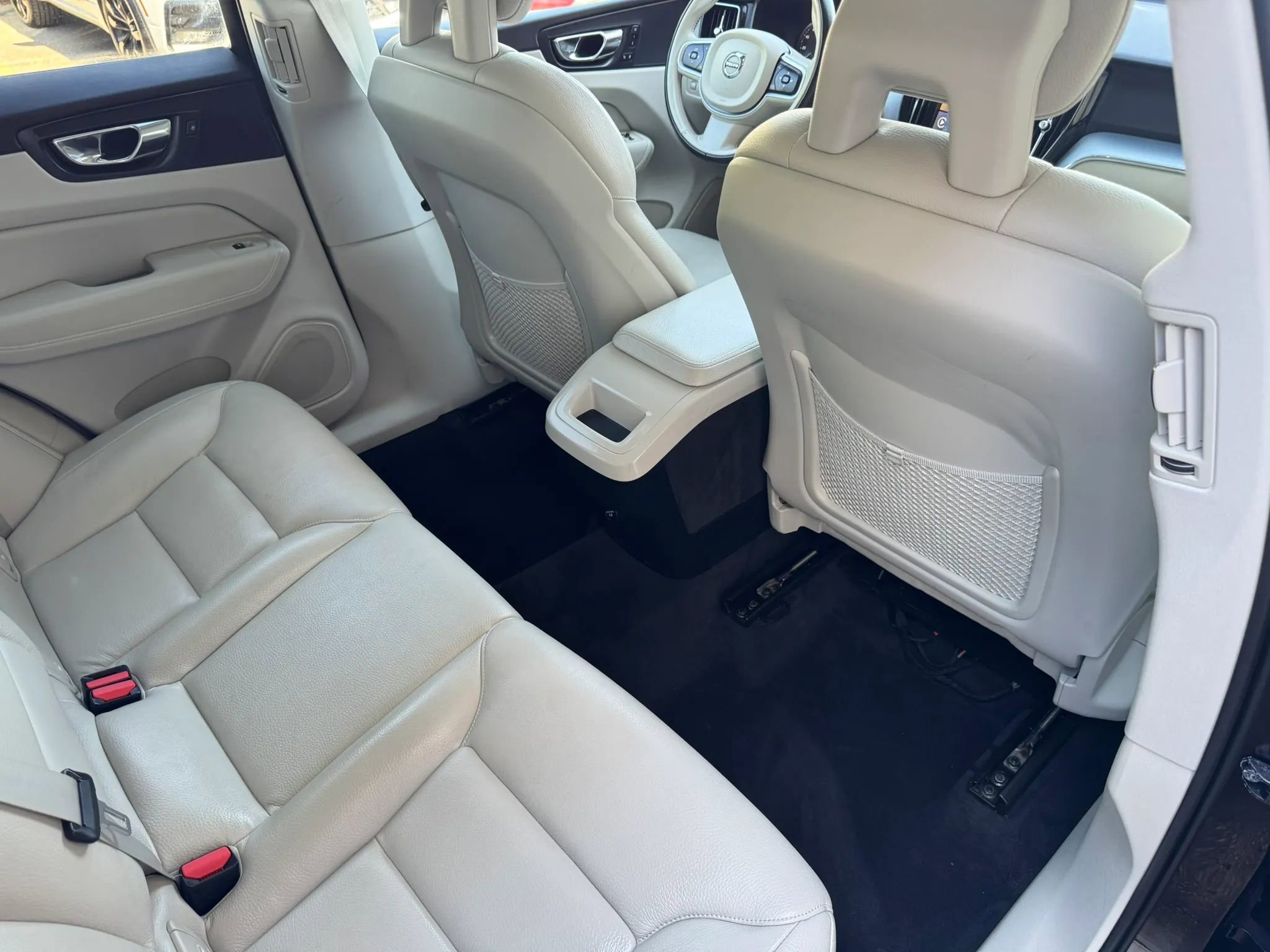 Used 2018 Volvo XC60 T5 Momentum w/ Convenience Package AWD/4WD image 28