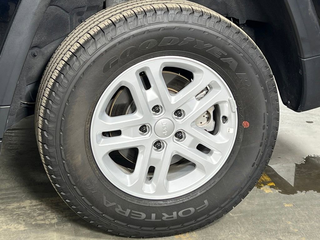 Used 2023 Jeep Grand Cherokee Laredo image 41