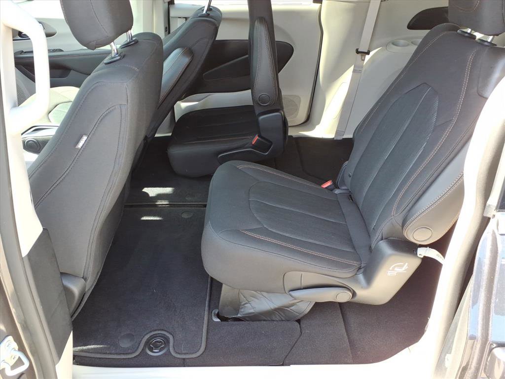Used 2020 Chrysler Pacifica Touring image 12