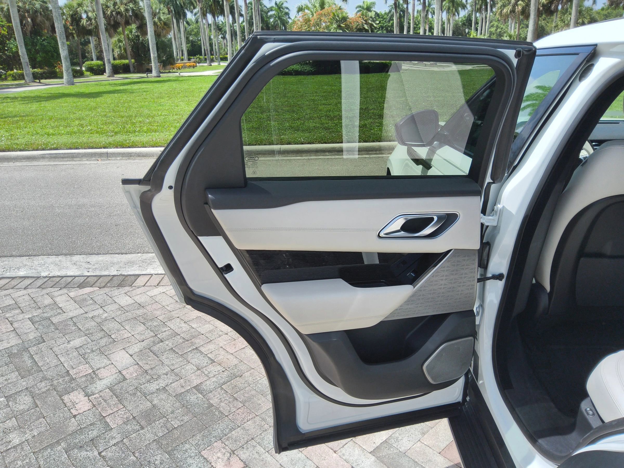 Used 2019 Land Rover Range Rover Velar R-Dynamic SE image 26