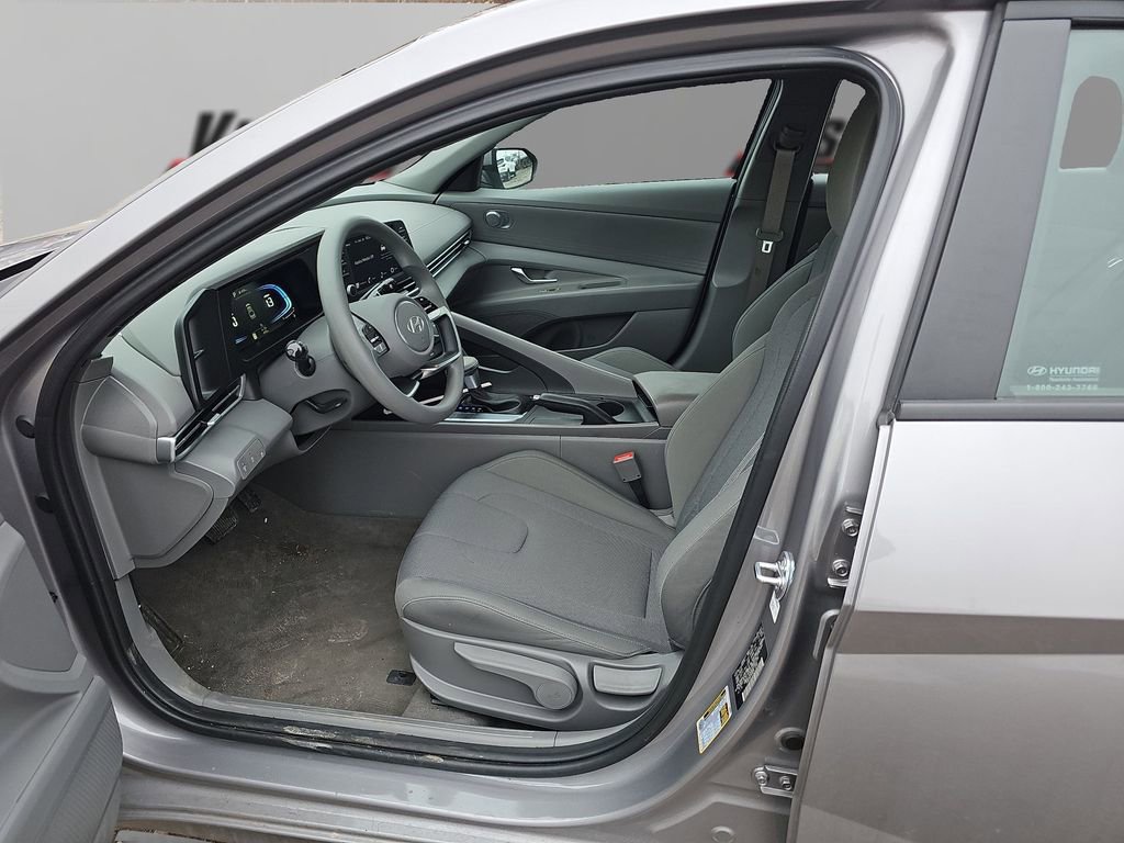 Used 2025 Hyundai Elantra SE image 9