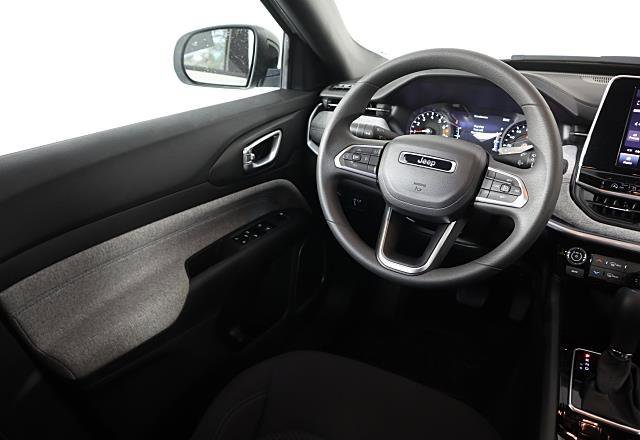 Used 2025 Jeep Compass Sport image 15