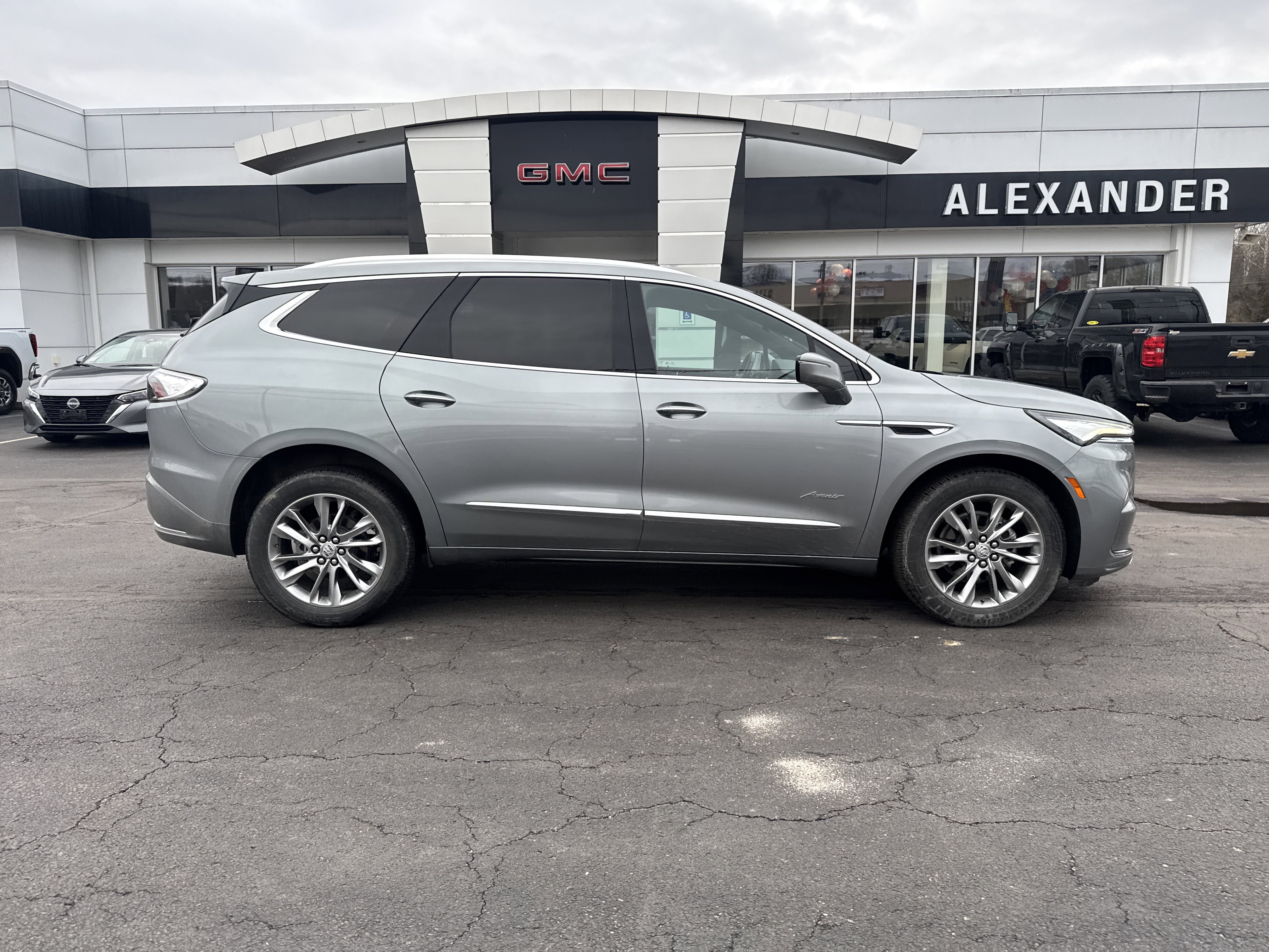 Used 2023 Buick Enclave Avenir video 2