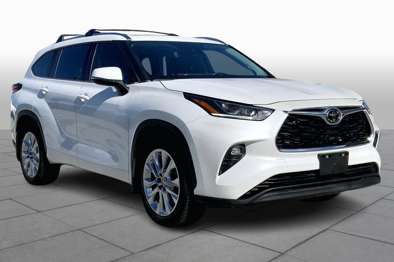 Used 2023 Toyota Highlander Limited image 3