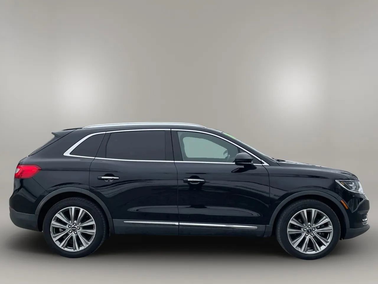 Used 2016 Lincoln MKX Reserve w/ Climate Package image 2