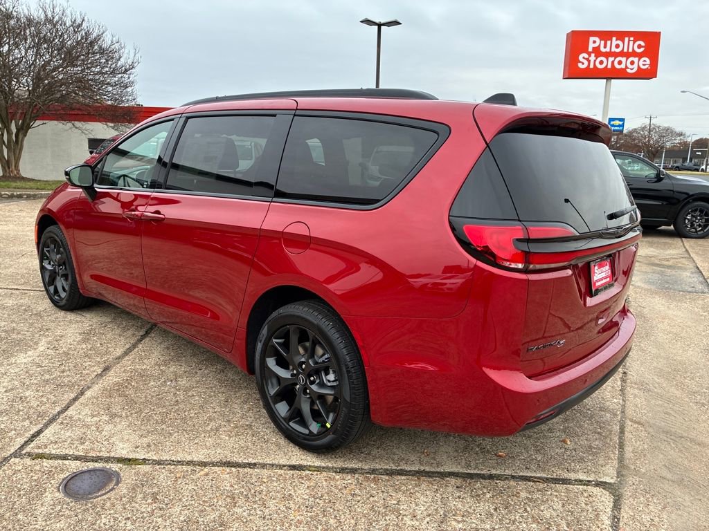 New 2026 Chrysler Pacifica Select AWD/4WD image 3