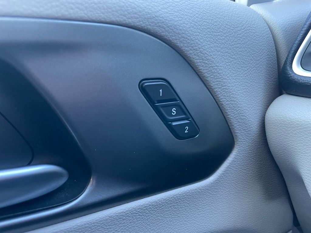 Used 2024 Chrysler Pacifica Select image 27