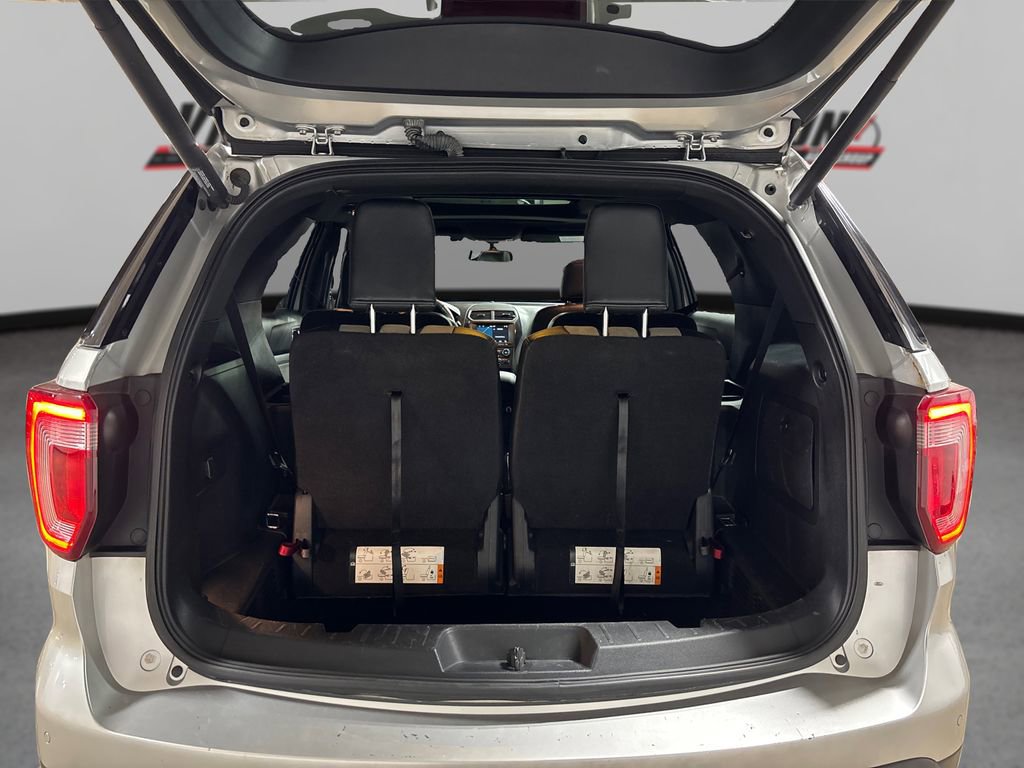 Used 2017 Ford Explorer XLT w/ Equipment Group 202A image 11