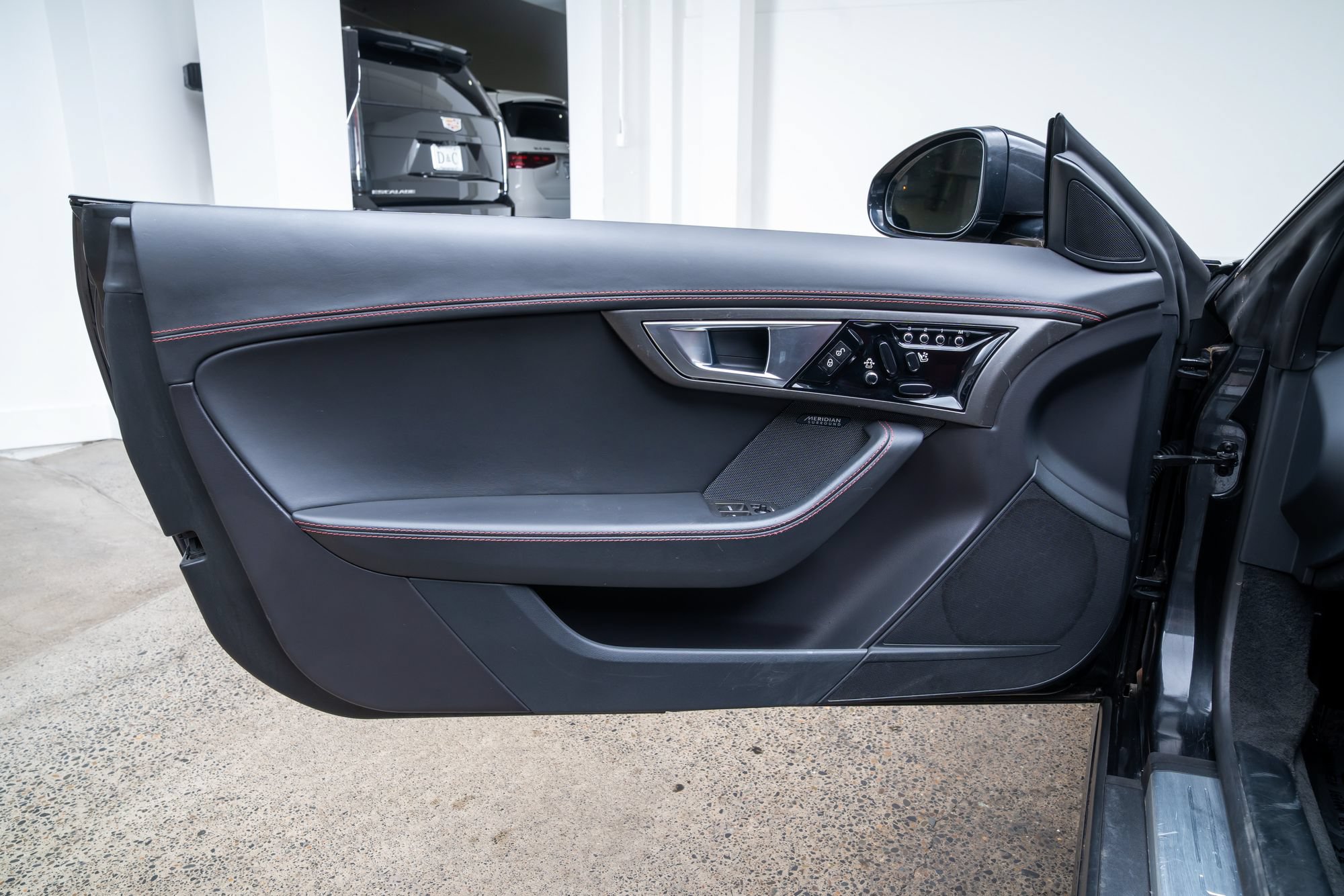 Used 2015 Jaguar F-TYPE R RWD image 15