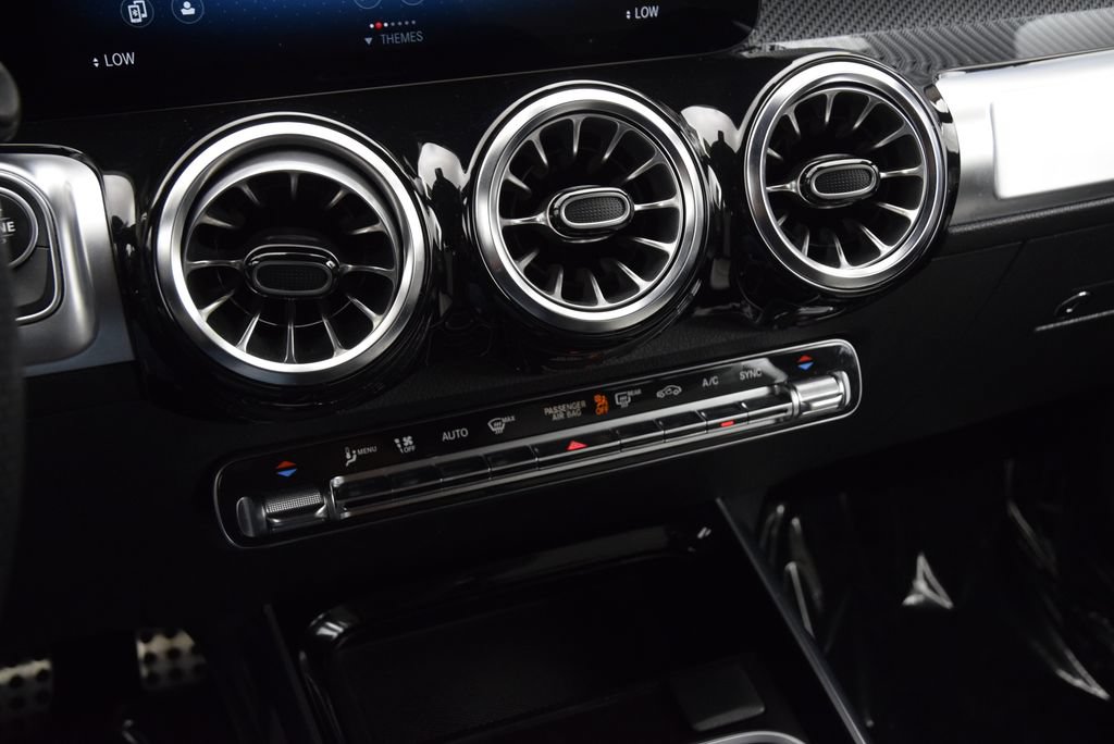 Used 2023 Mercedes-Benz GLB 250 image 30