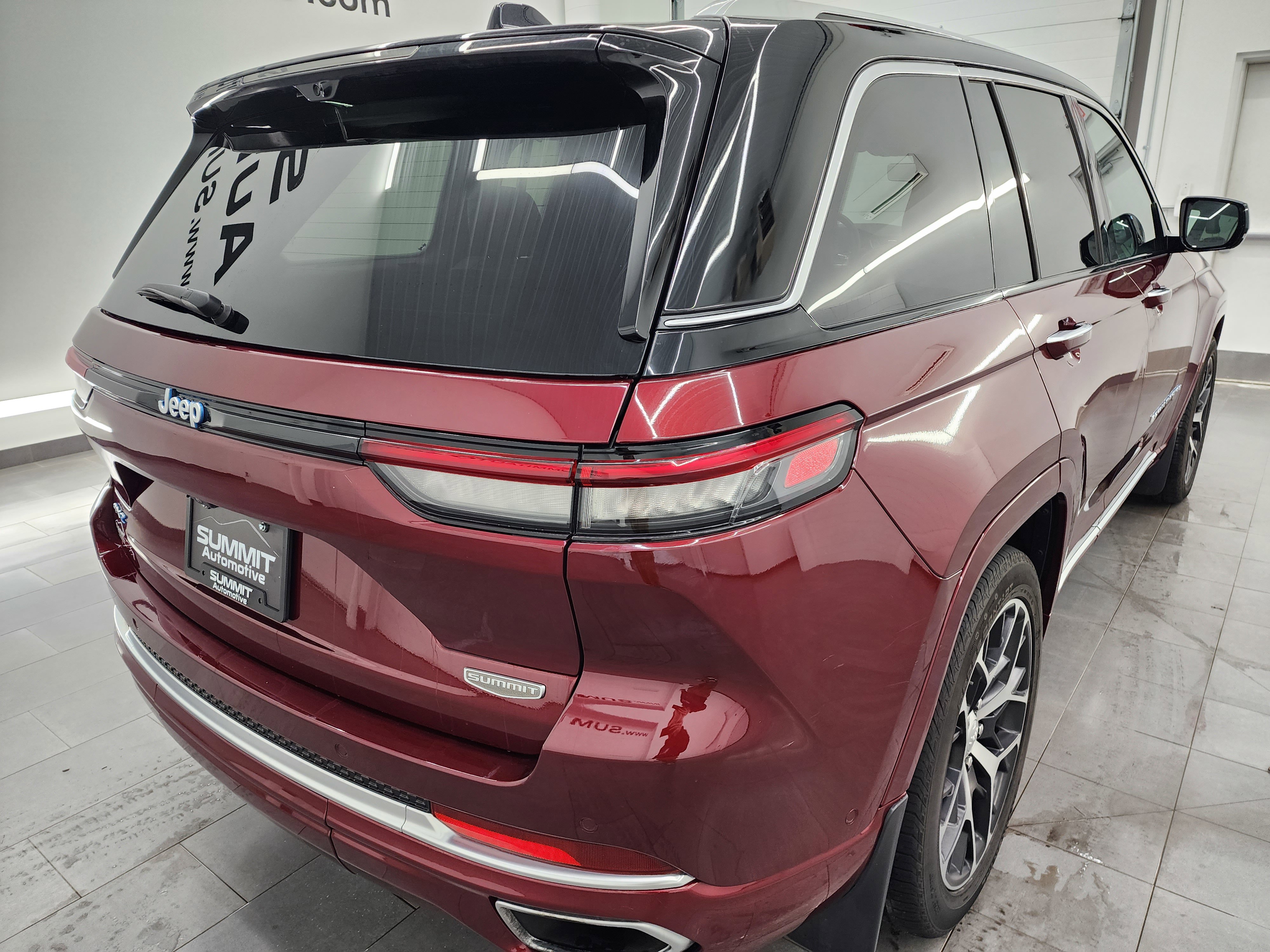 Used 2022 Jeep Grand Cherokee Summit image 5