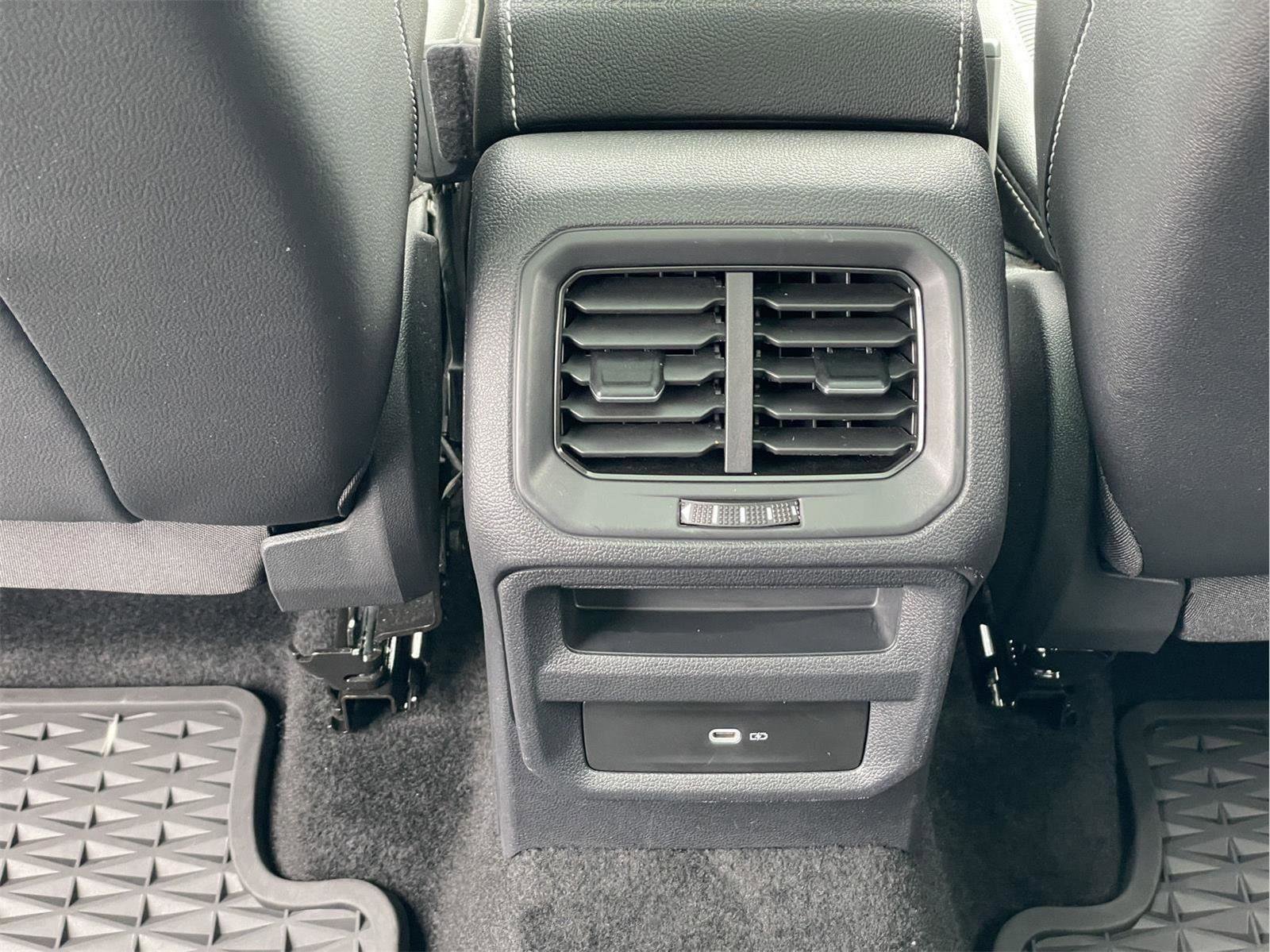 Used 2023 Volkswagen Taos SE w/ Panoramic Sunroof Package AWD/4WD image 17