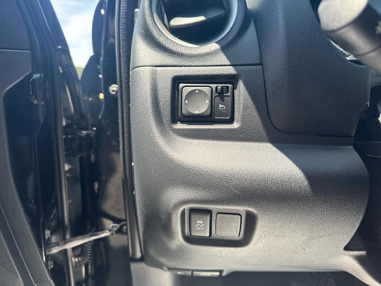 Used 2014 Nissan Versa SV FWD image 18