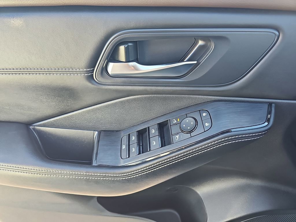 Used 2022 Nissan Rogue SV w/ SV Premium Package image 32