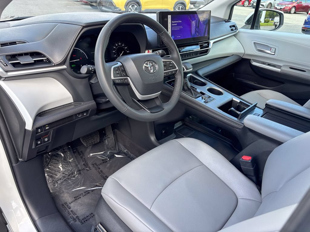 Used 2026 Toyota Sienna XLE FWD image 18