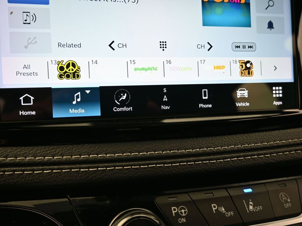 Used 2024 Chrysler Pacifica Limited w/ S Appearance Package image 30