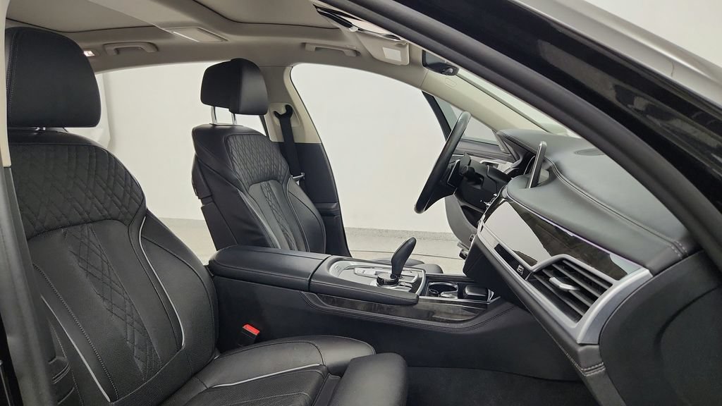 Used 2018 BMW 750i xDrive AWD/4WD image 43